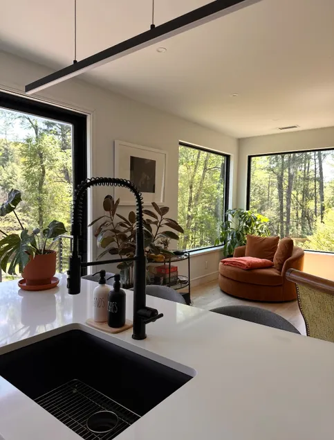 Modern Secluded Retreat - Image 1