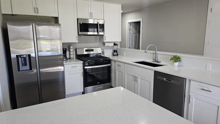 Spacious Home Near Downtown 4 BR/3 Baths - Image 1