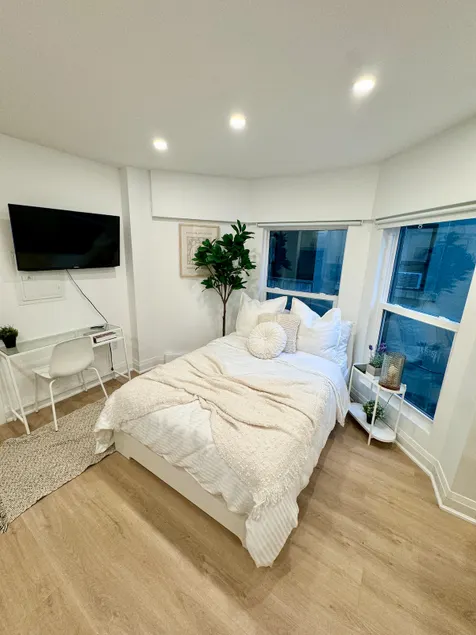 *Chic & Cozy Suite* | Explore Torontos west end ! - Image 1