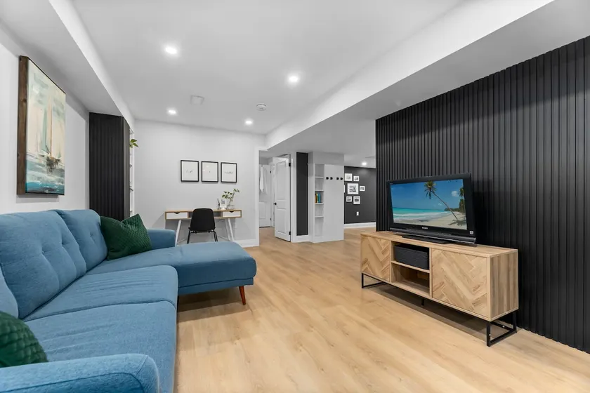 Urban Haven: 2BR/2BA+Office, Kitchen, Dining - Image 1