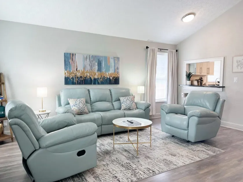 Stylish Duplex! Minutes From Atlanta! - Image 1