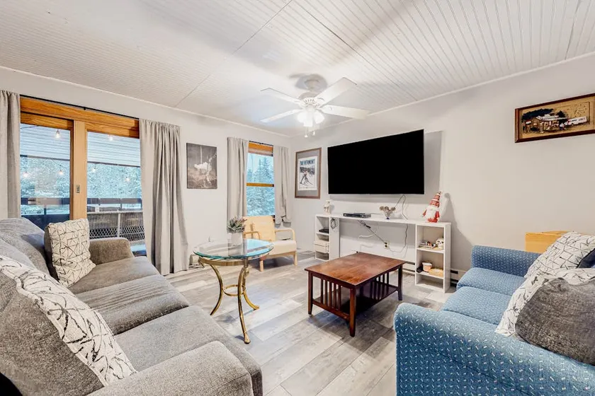 2BR mountain getaway with pool & sauna - Image 1