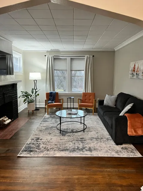 Spacious One Bedroom w/Office - Image 1