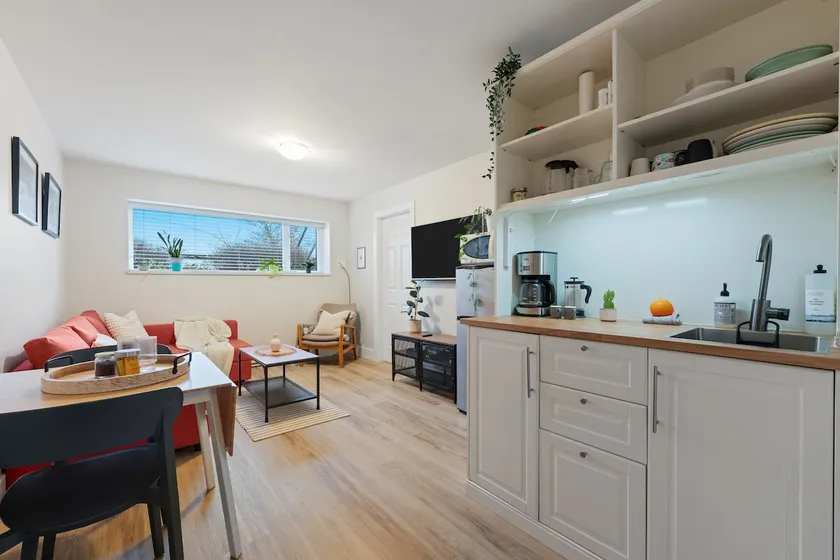 Quiet 1BR Suite, walk to sea bus! - Image 1