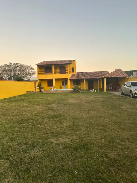 Yellow house in Iguaba Grande - Image 1
