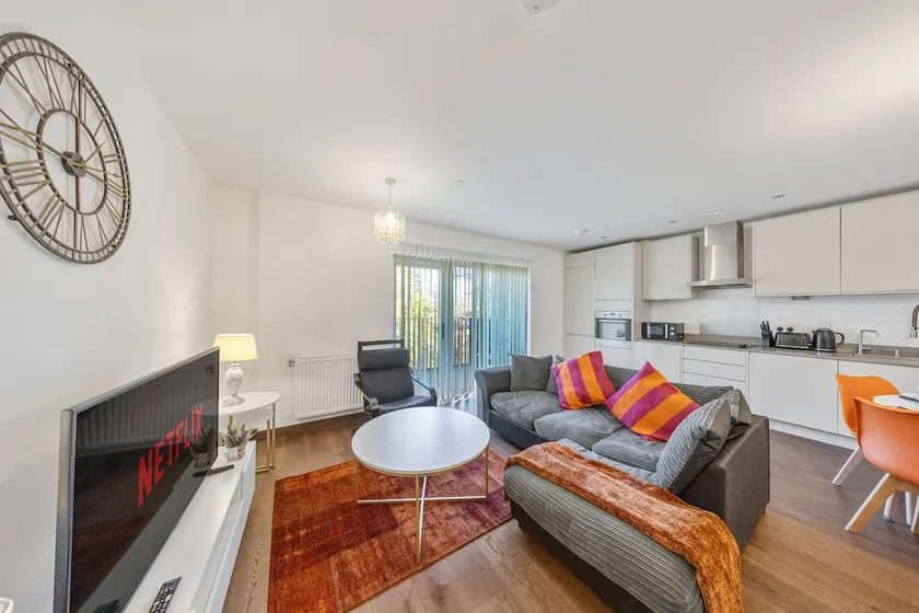 Central-flat with parking for long & short stay - Image 1