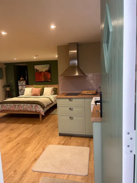 Stylish basement studio apartment - Image 1