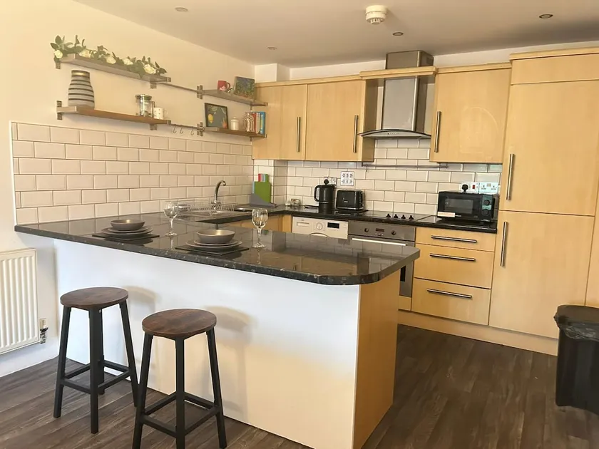Spacious 2 Bed 2 Shower Apartment - Image 1