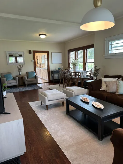 5 Bedroom House ”Quiet Street right off the Lake” - Image 1