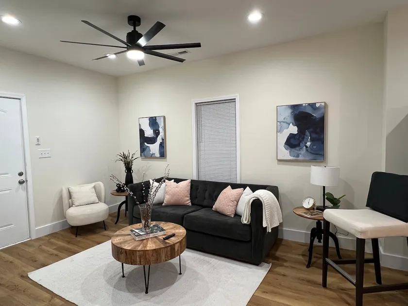 Cozy Duplex with fenced yard - Image 1