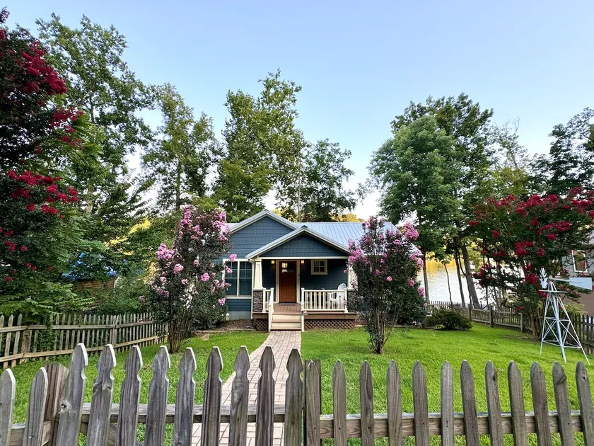 Beautiful 3 BR Lakefront Home with Private Dock - Image 1