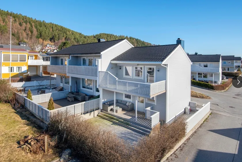 Modern terraced house, good standard. - Image 1
