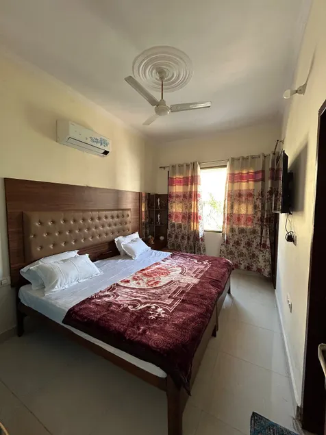 3 bhk House with breakfast - Image 1