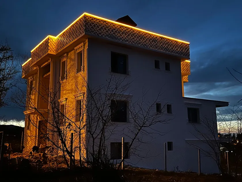 House with a private garden in Telsiztepe Mansion - Image 1