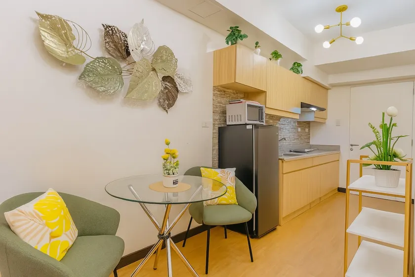 Classy 1BR Suite w/ Skyline View + Netflix - Image 1