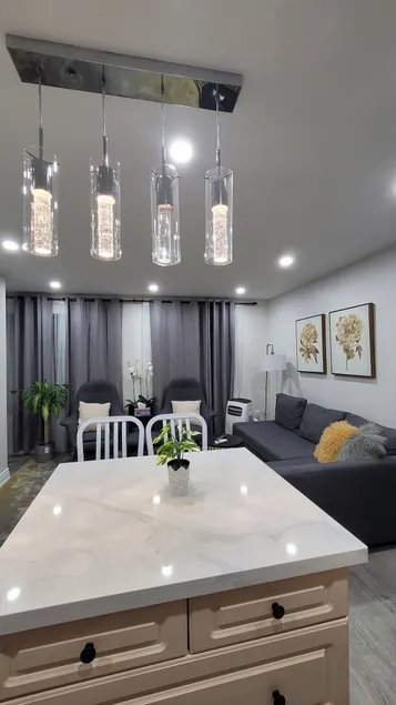 Ivory Glam Cozy Central 2BR DT w/Free Parking - Image 1