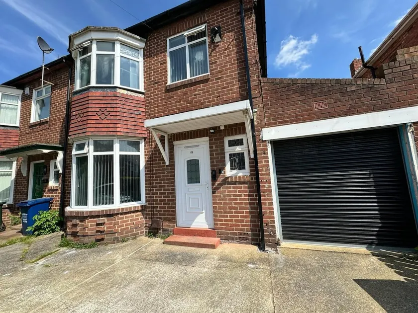 Giga Residential 4 Bedrooms, 8 guests , Near City Centre, Arcade Machine, Sky TV, Netflix, Free Wifi, Free Parking - Image 1