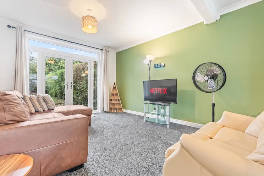 Awesome Coventry Home for Business Contractors and Suitable for families with Free Parking 14mins from NEC - Image 1