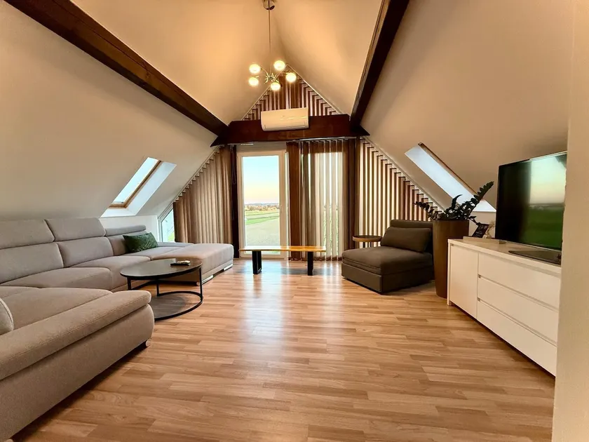 Spacious 100 m² apartment with panoramic views - Image 1