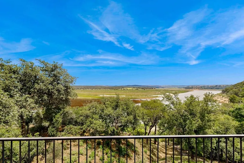 Spacious 5BR Lakefront, Community Pool, Fireplace - Image 1