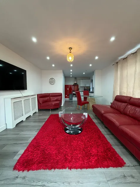 2BR Bungalow with Parking - Sunbeam Haven - Image 1