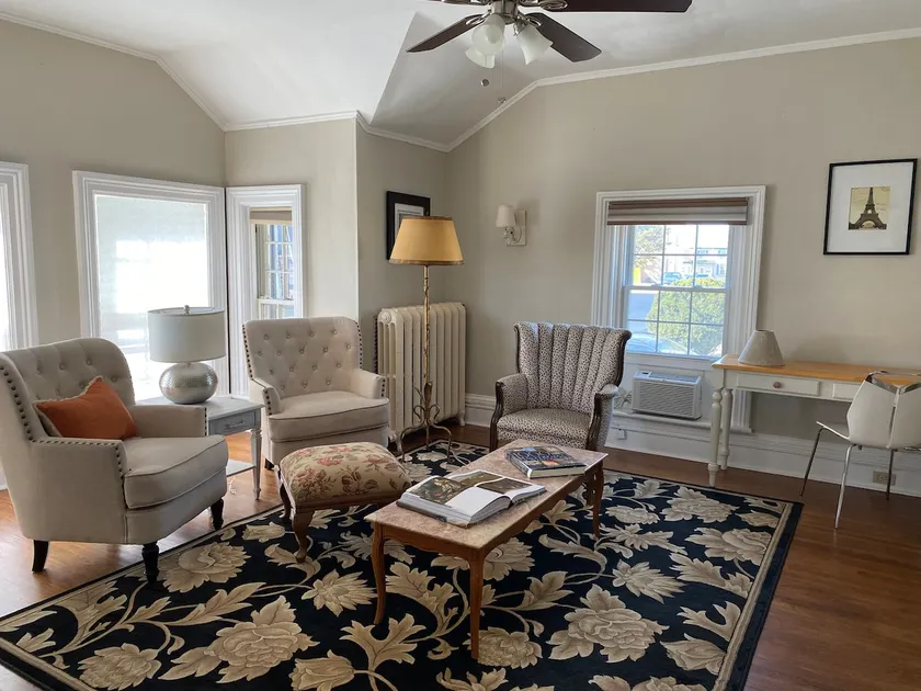 Downtown Brockville suite with outdoor patio - Image 1