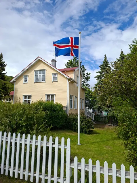 Beautiful house behind the church - Image 1