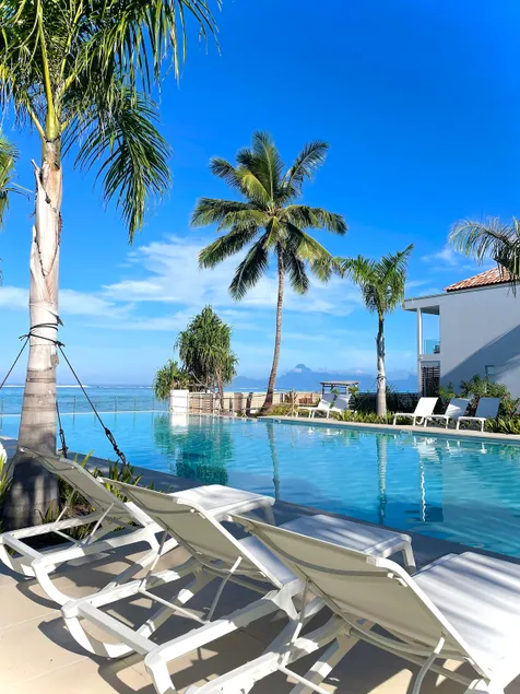 Cosy White Suite with Concierge 24/7 - Image 1