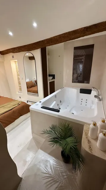 Jacuzzi & Cinema - In the Heart of Old Hyères - Image 1