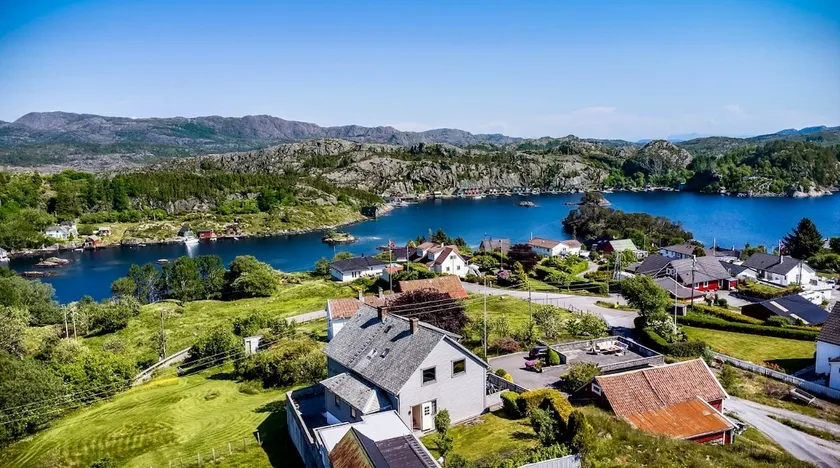 Fjord-View Retreat with Free Parking and Fast Internet - Image 1