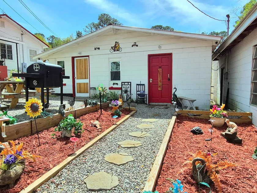 The Hen House on Broadway - Image 1