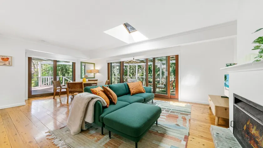 Pet friendly, firepit + walk to beach - Image 1