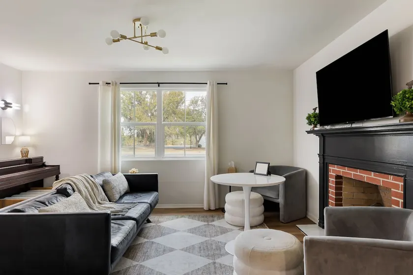 Modern, Spacious Apartment in Downtown Beaufort! - Image 1