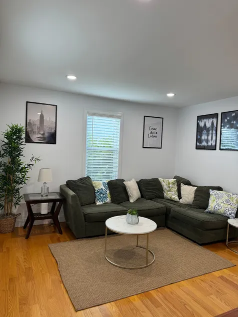 Remodeled Townhouse close to Boston - Image 1
