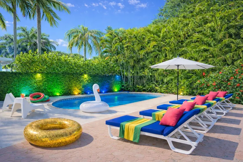 Private tropical oasis pool & fully fenced garden - Image 1