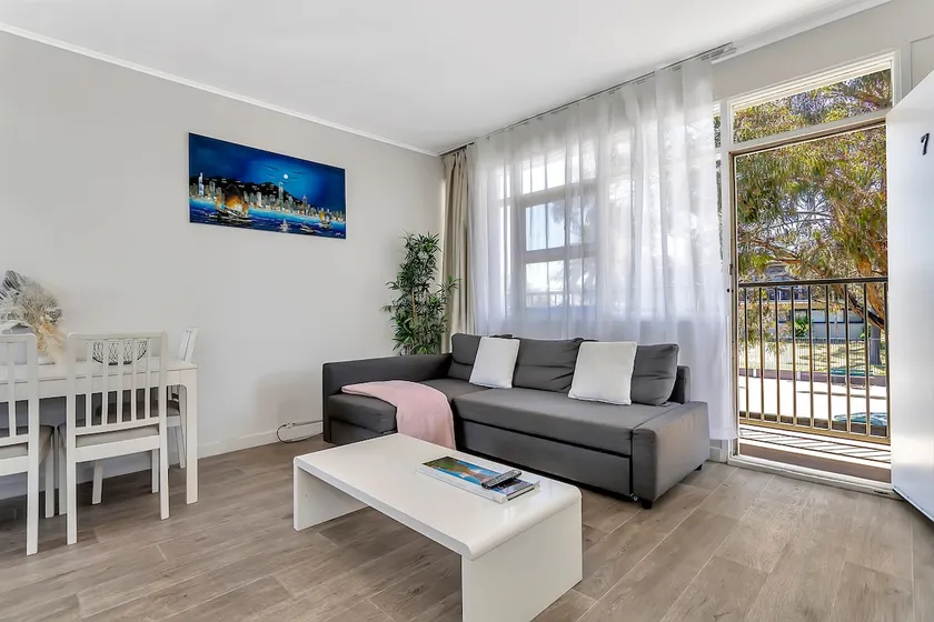 Walk to Beach And Cafes Near City And Airport - Image 1