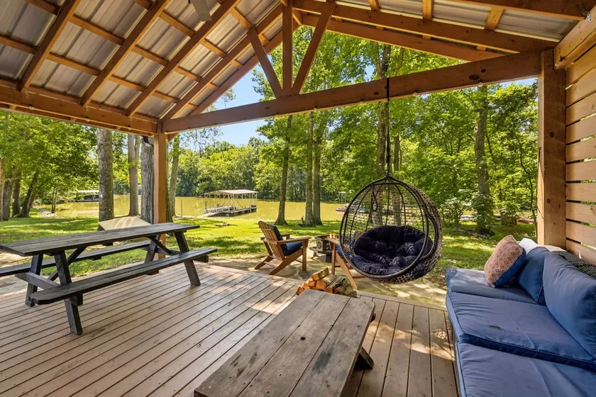 Urban Rustic Boathouse on Cove - Image 1