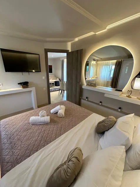 Luxury suite with Jacuzzi - Image 1