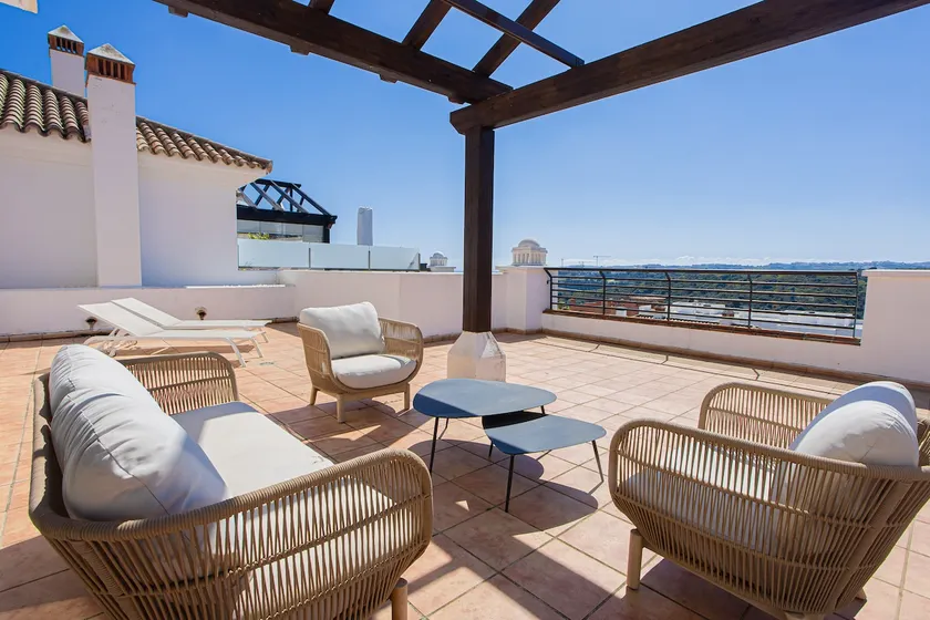 Luxury penthouse escape in the sky, near the beach - Image 1