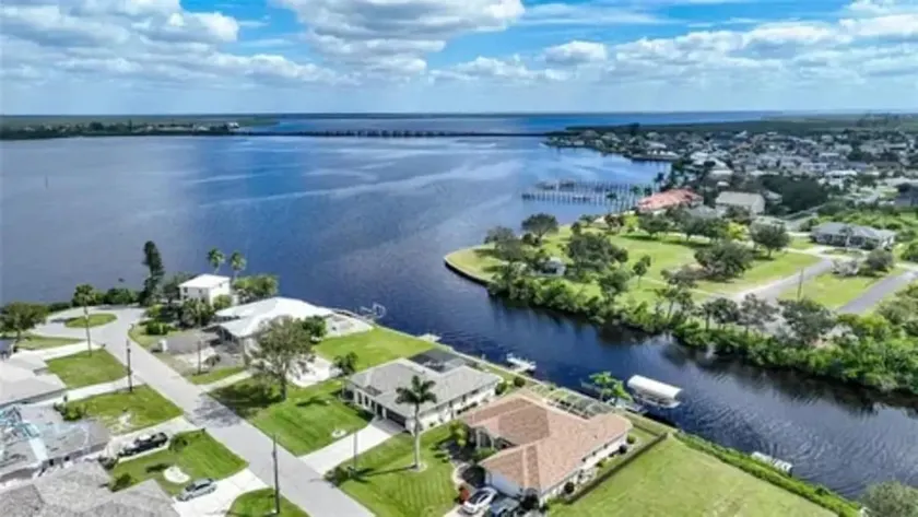 Waterfront Gulf Cove Retreat - Image 1