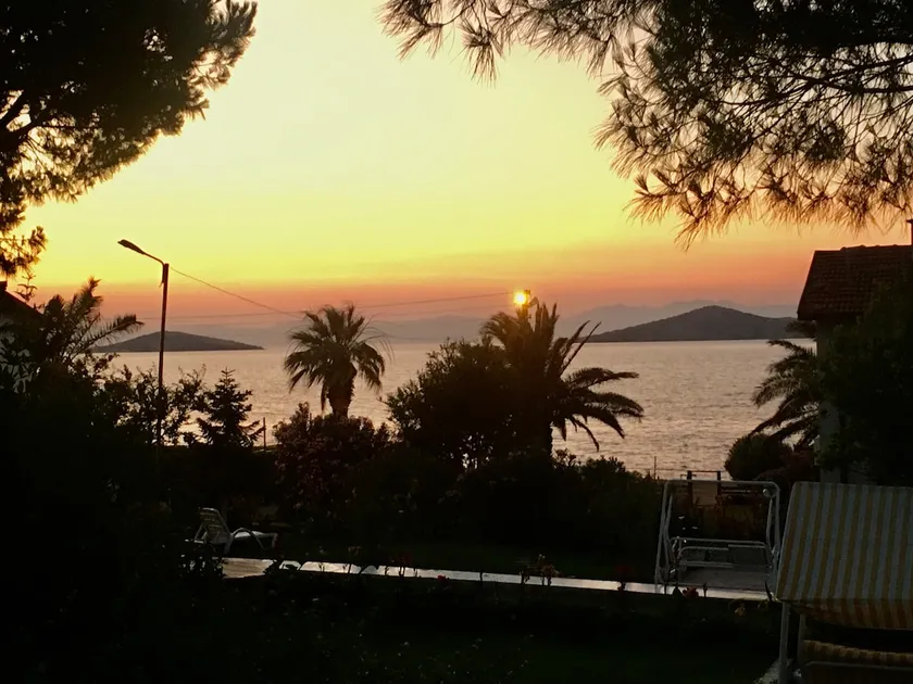 Villa with 2nd house garden by the sea in Ayvalık - Image 1