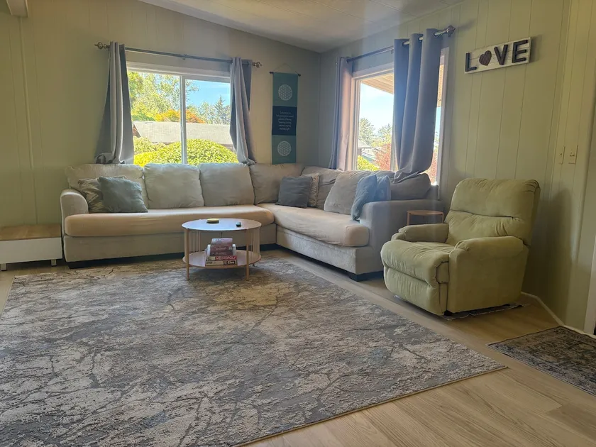 Hillside retreat with bay view, pet friendly - Image 1