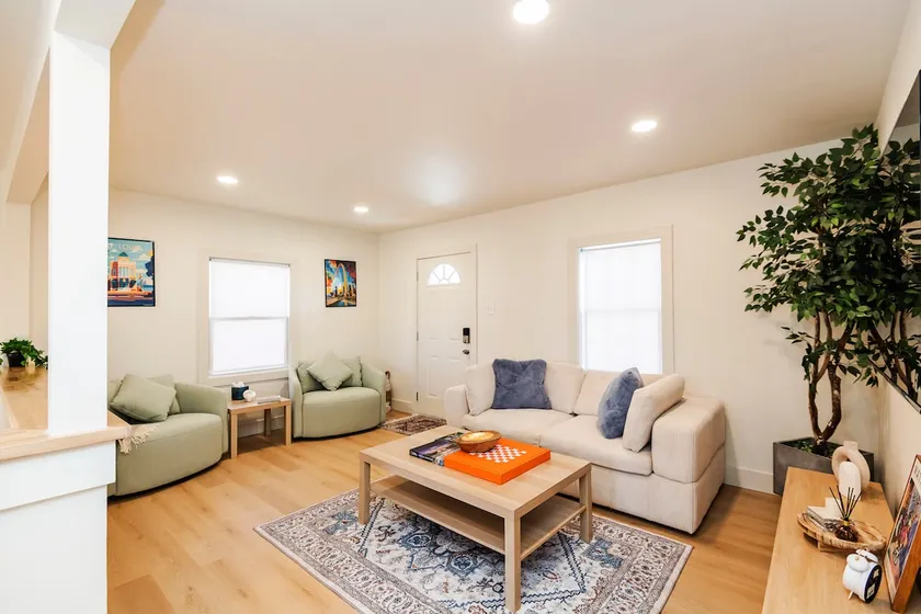 St. Louis Blue: Stylish 4 Bedroom Family Home - Image 1