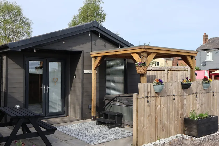 Luxury canal side lodges with hot tubs - Image 1