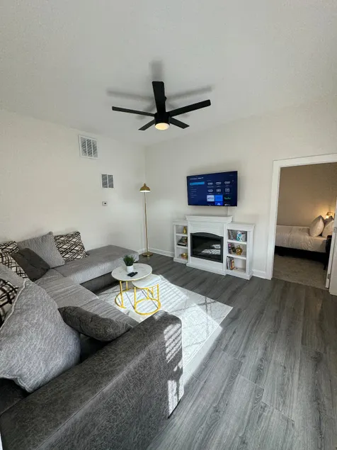 Luxury Cottage: Marshall, St. Mary’s, Downtown - Image 1