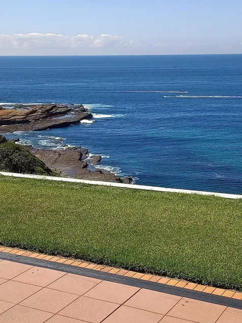 ”Oceanfront - Port Kembla” Sleeps 10. Great Views - Image 1