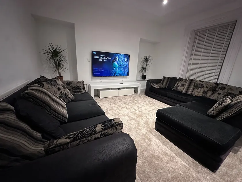 0.3 mi to St James | 4 Bedroom Apt + Free Parking - Image 1