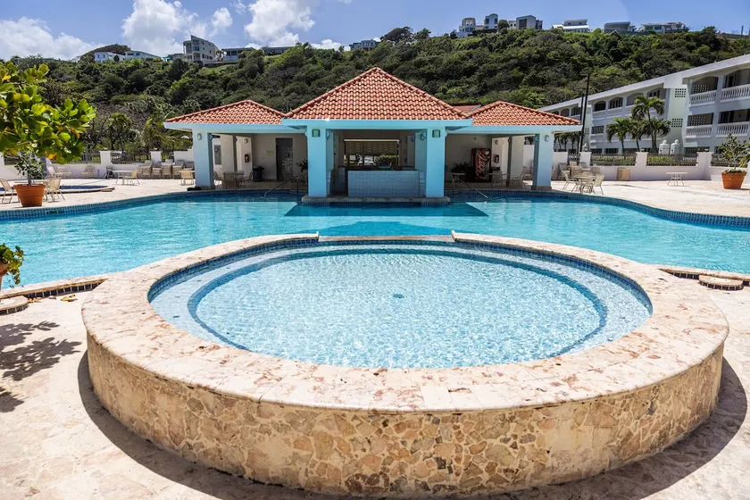 Perfect location Apt w/ pool and beach access - Image 1