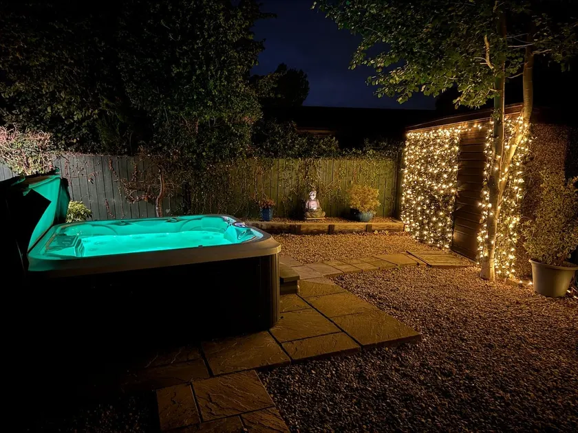 Elckys HOT TUB Holiday Lodge York - Image 1