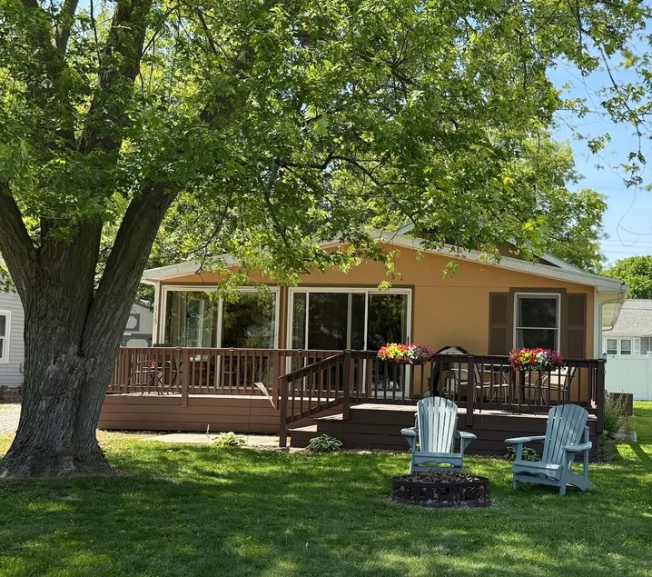 Lovely Lake Cottage - Image 1